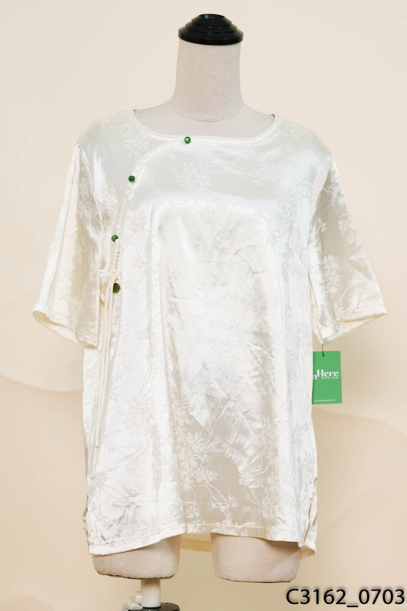 Áo trắng họa tiết form rộng