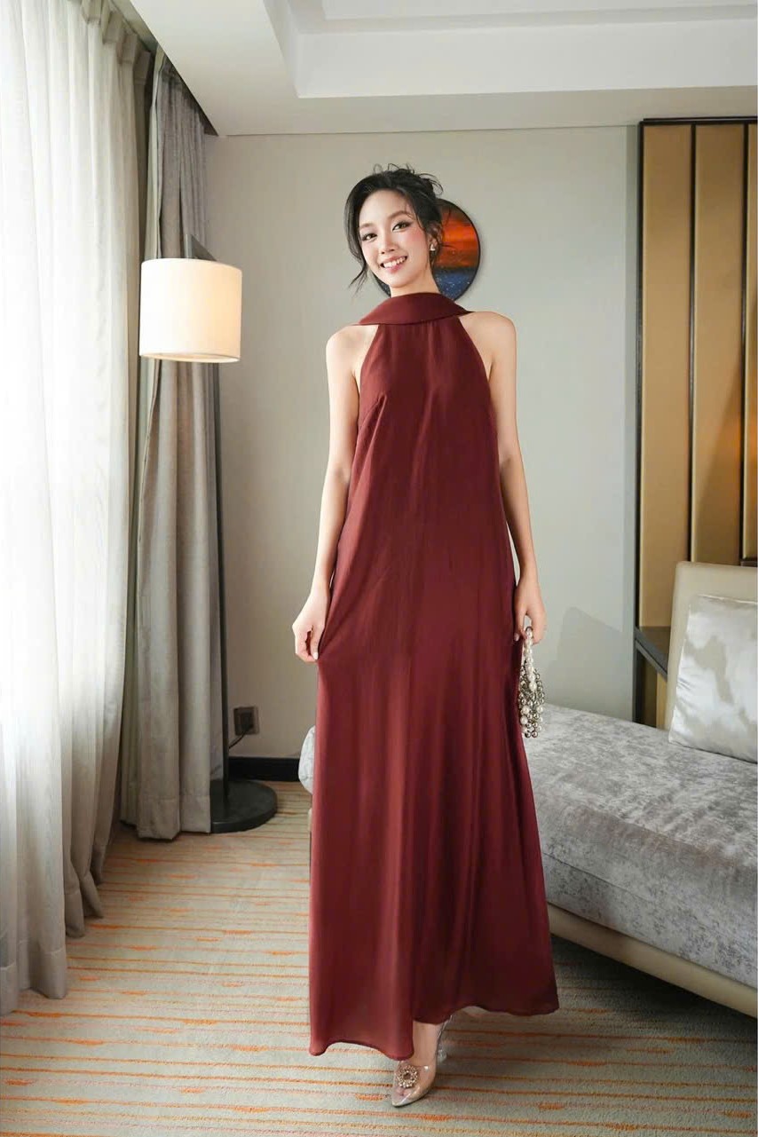 HÀ CÚC - Đầm đỏ cổ yếm