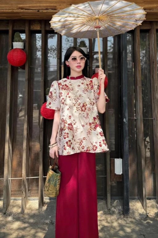 Áo be phối đỏ họa tiết + quần đỏ ống rộng