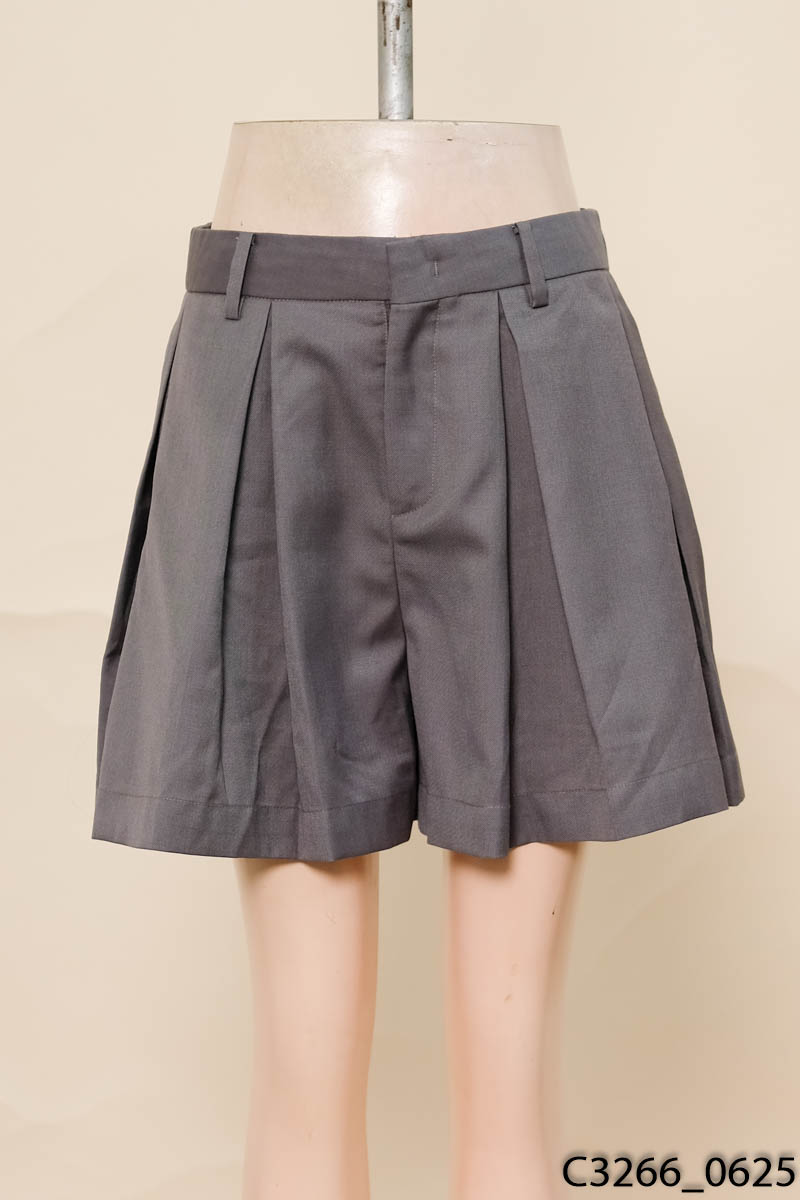 Quần shorts ghi xếp ly