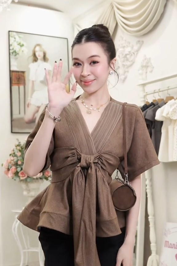 MANIA CUTIE - Áo nâu cổ V xoắn ngực