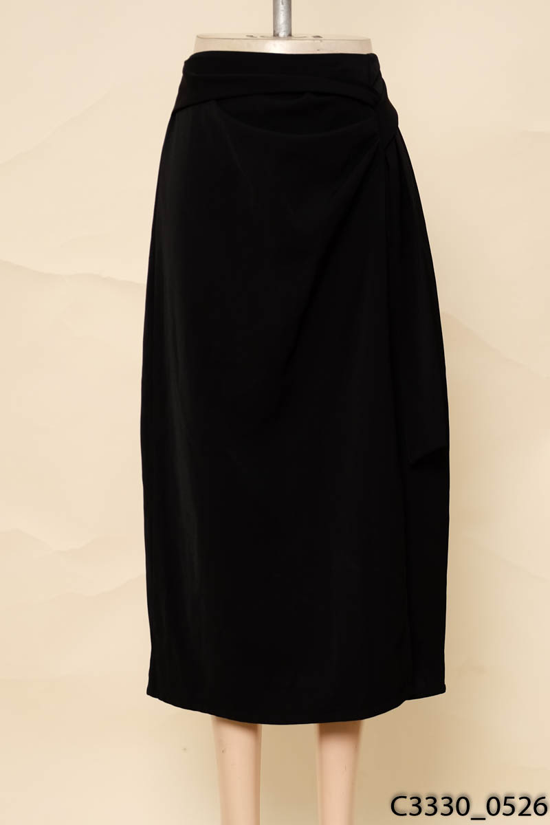 Chân váy đen xẻ trước