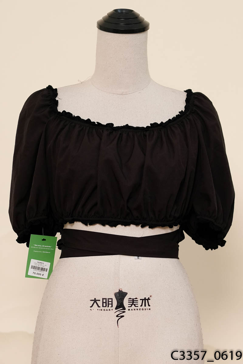 Áo crop viền ren đen