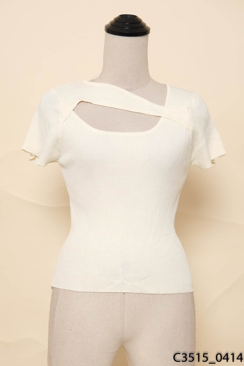 Áo trắng khoét ngực