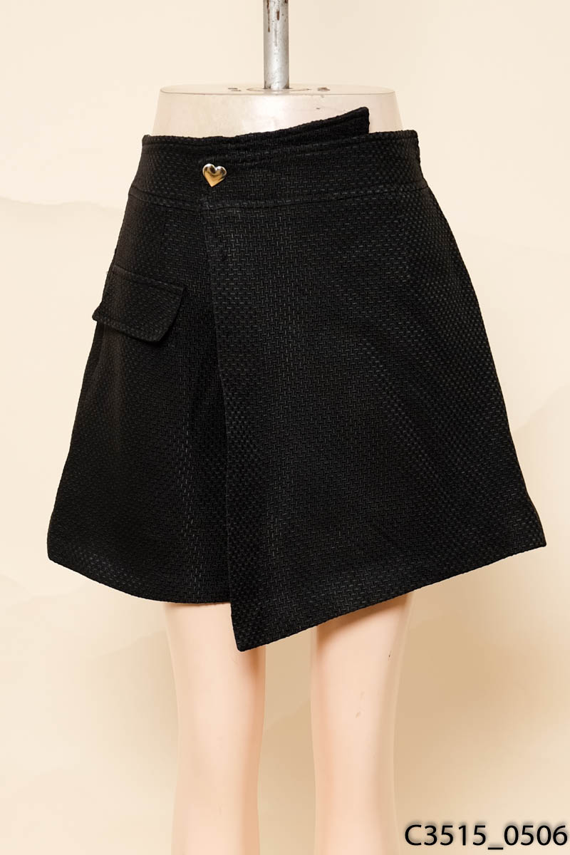 Quần short đen phối cúc