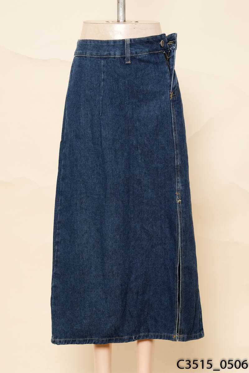 Chân váy jeans xanh đậm xẻ trước