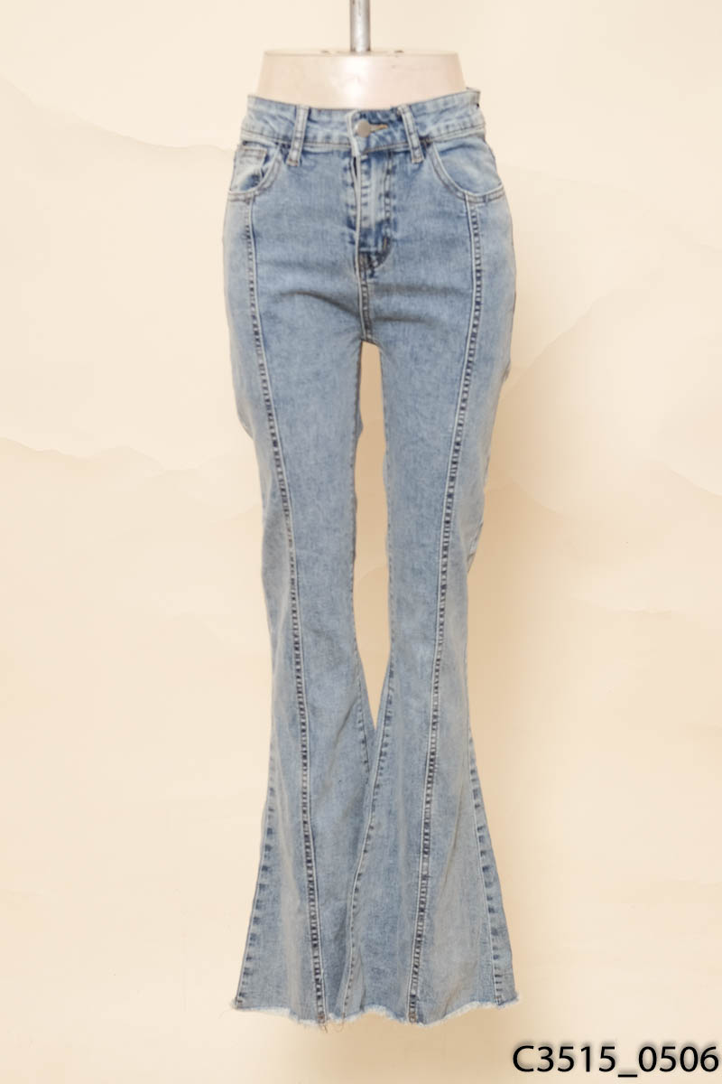 Quần jeans xanh loe
