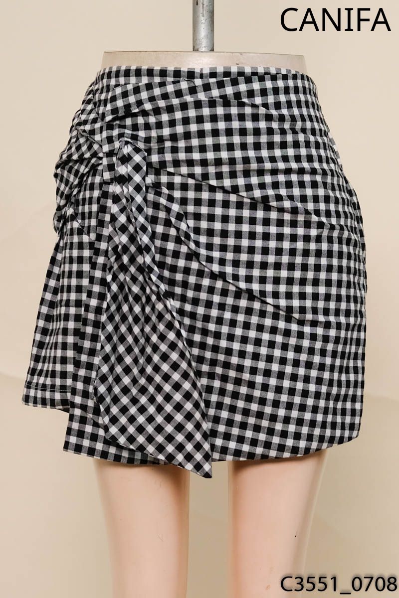 Quần shorts kẻ đen trắng Canifa