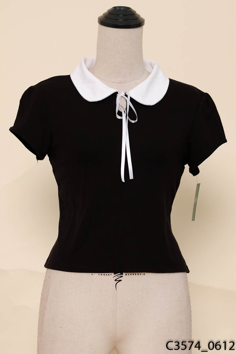 Áo thun đen polo cổ trắng