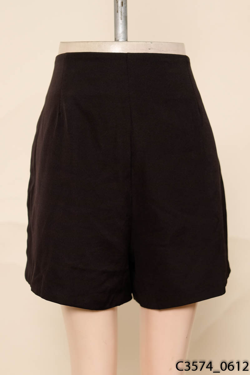 Quần shorts đen