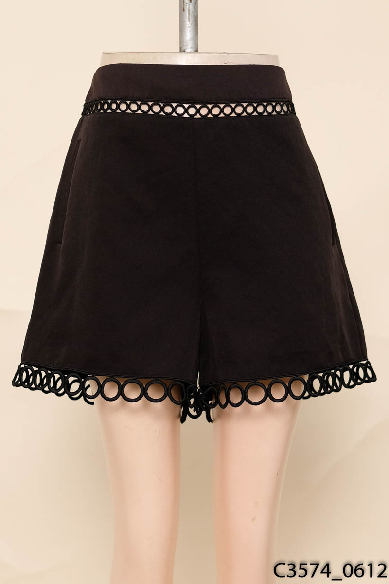 Quần shorts đen lỗ