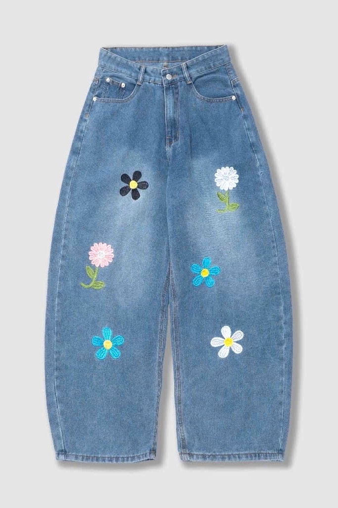 DORIS STUDIO- Quần jeans xanh họa tiết hoa thêu