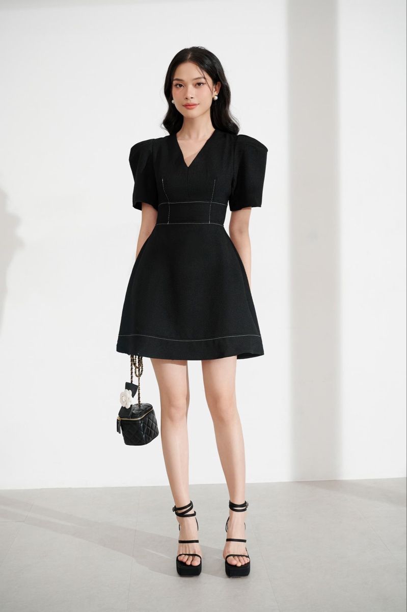 Đầm đen vai phồng cổ V Rechic