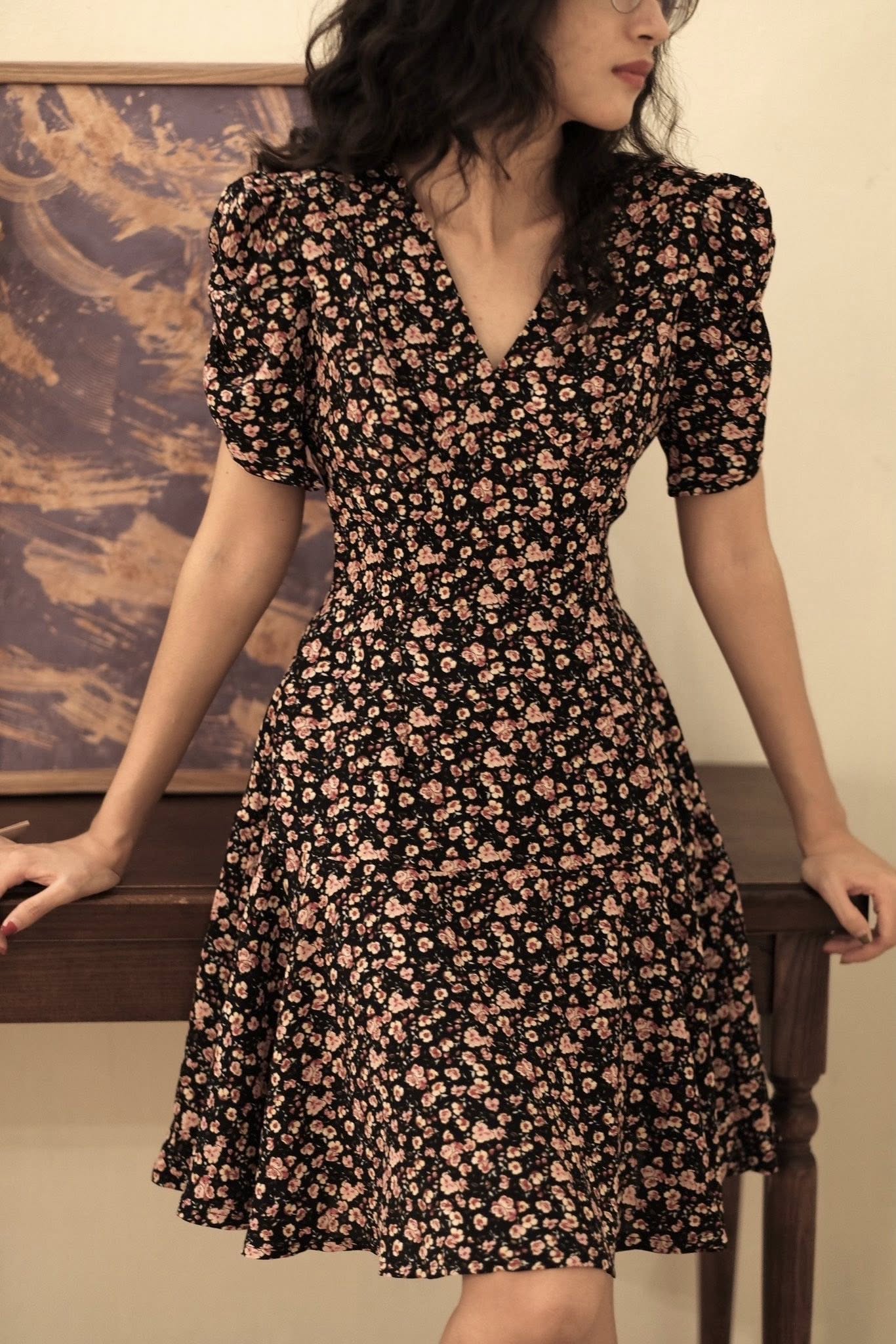 EM:MER.ROOM - Đầm đen cổ V hoa nhí
