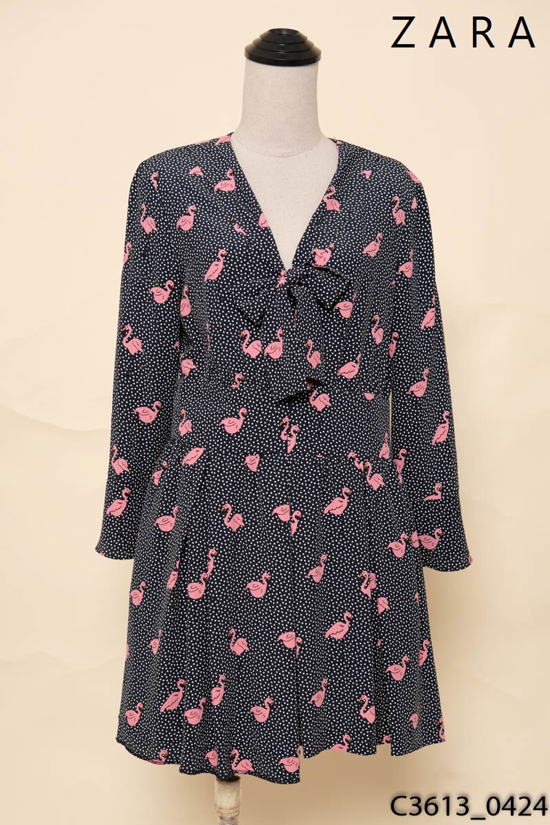 Đầm xanh chấm bị họa tiết con hạc Zara
