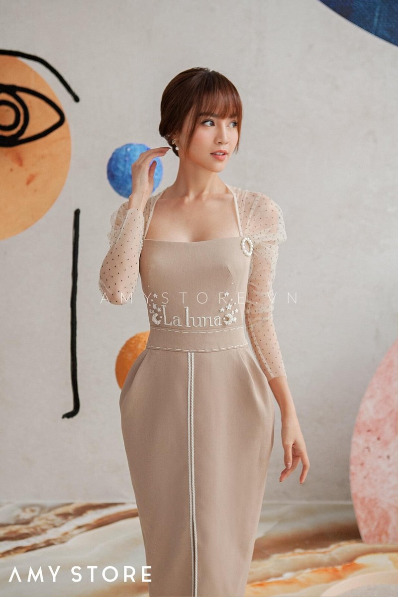 AMY STORE-Đầm be thêu chữ