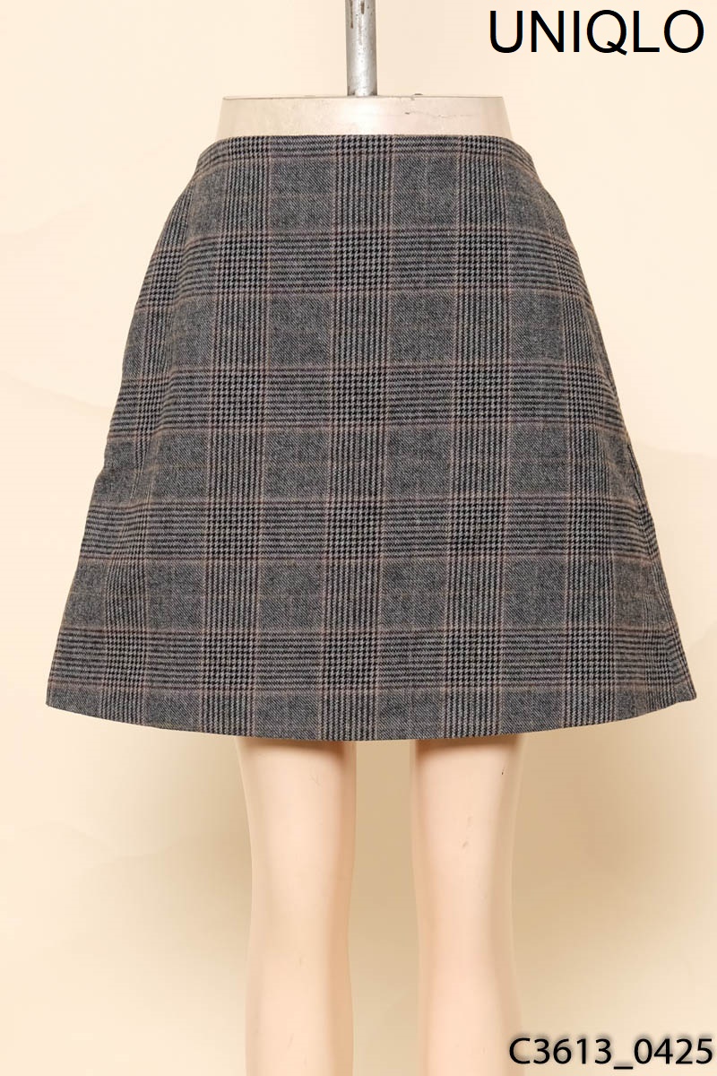 Chân váy xám kẻ họa tiết Uniqlo
