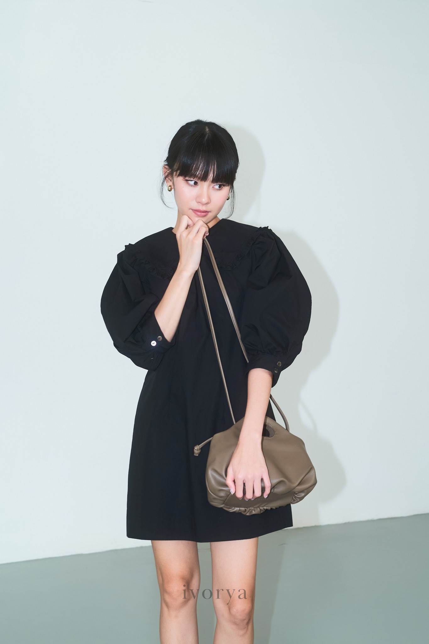 IVORYA-Đầm đen cổ bèo