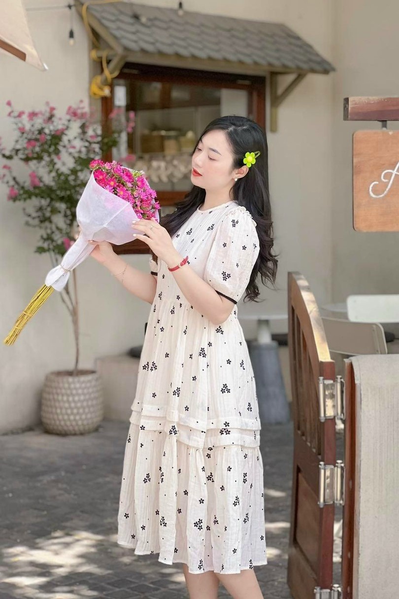 Đầm trắng họa tiết hoa
