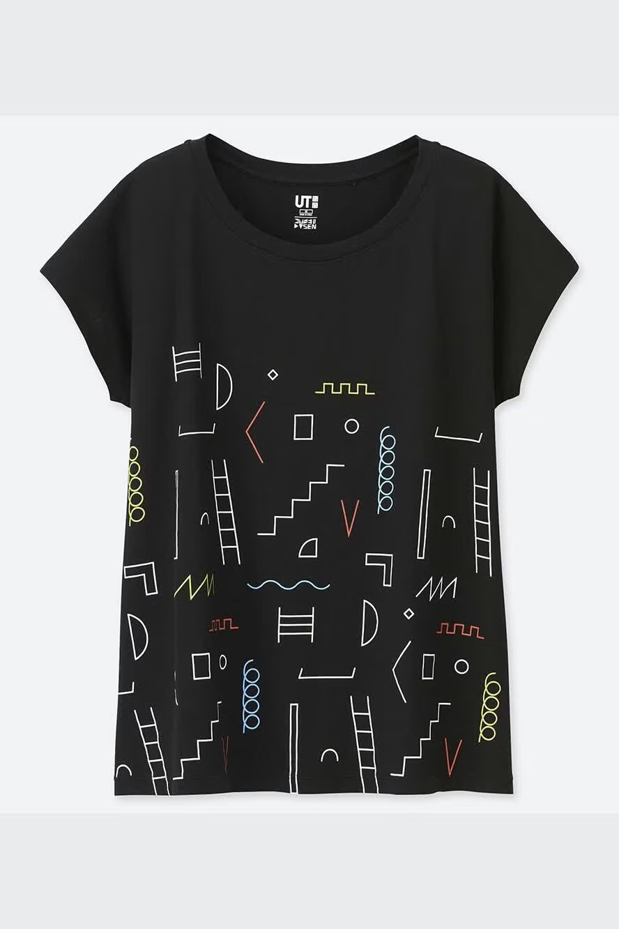 Áo thun đen in hình Uniqlo