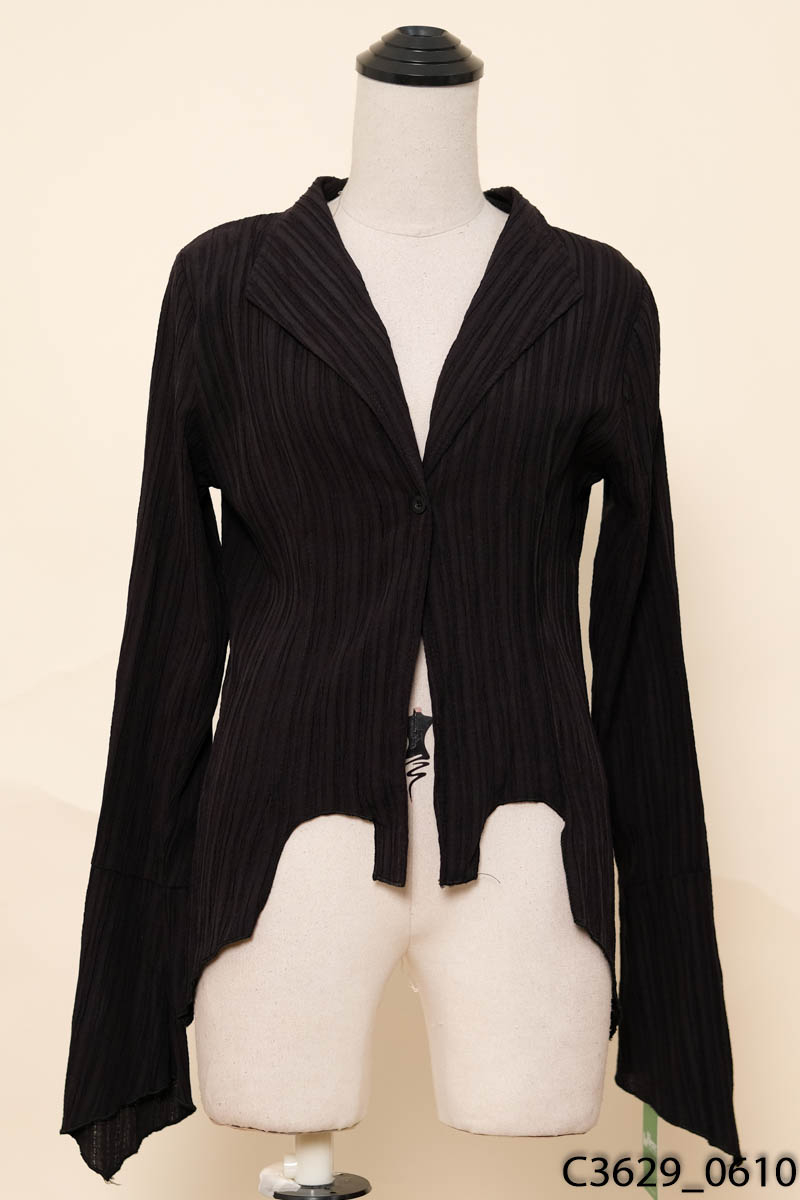 Áo đen dài tay cổ vest