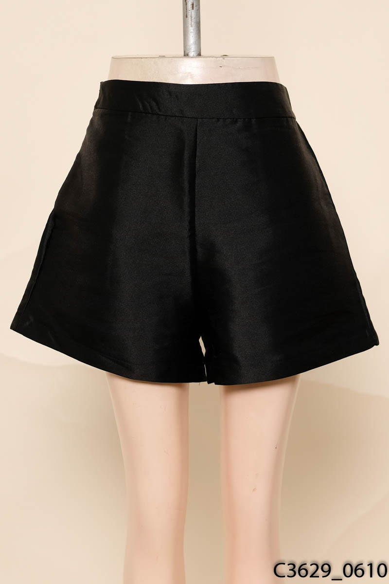 Quần shorts đen