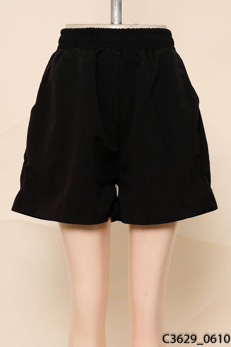 Quần shorts đen