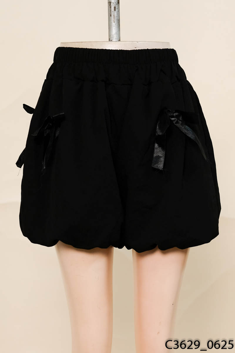 Quần shorts đen đính nơ
