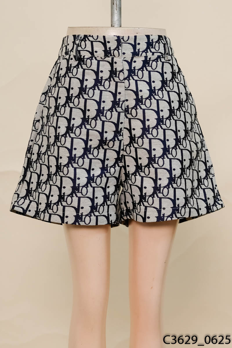 Quần shorts trắng họa tiết xanh