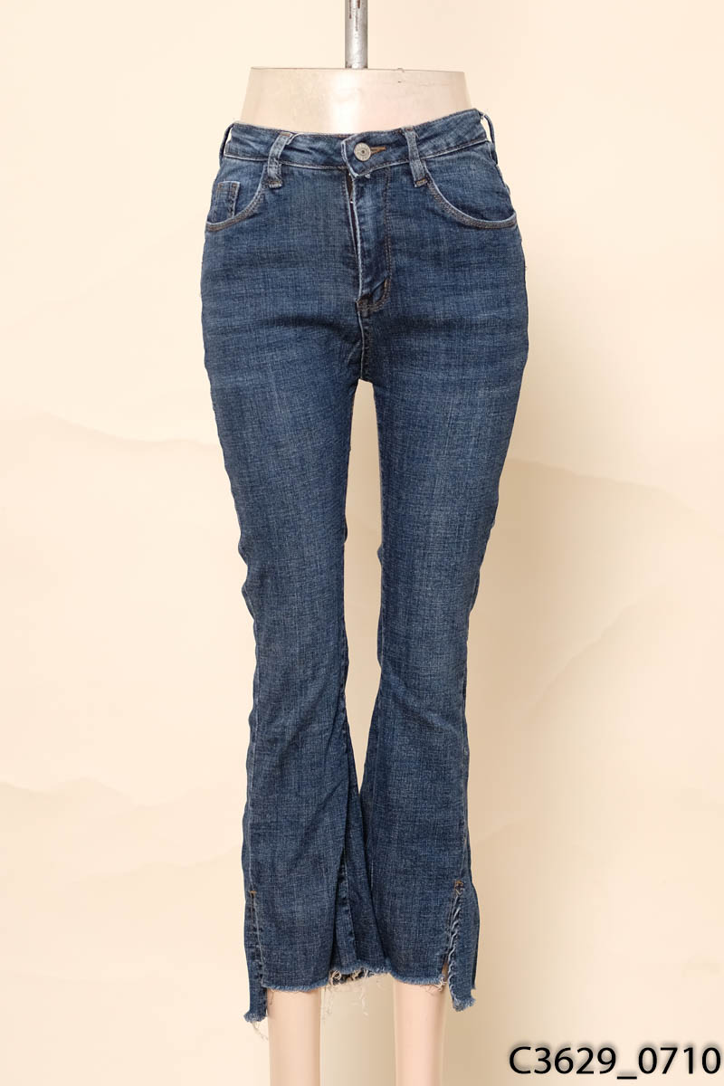 Quần jeans xanh ống loe