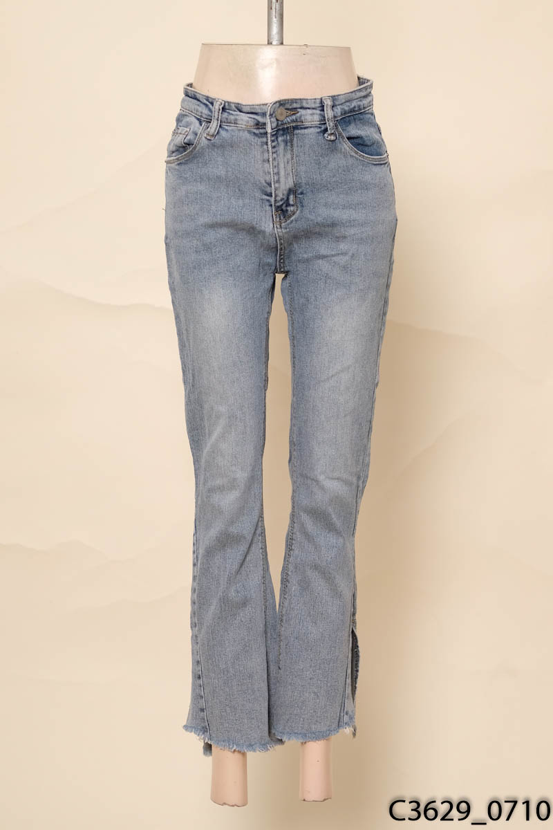 Quần jeans xanh ống đứng