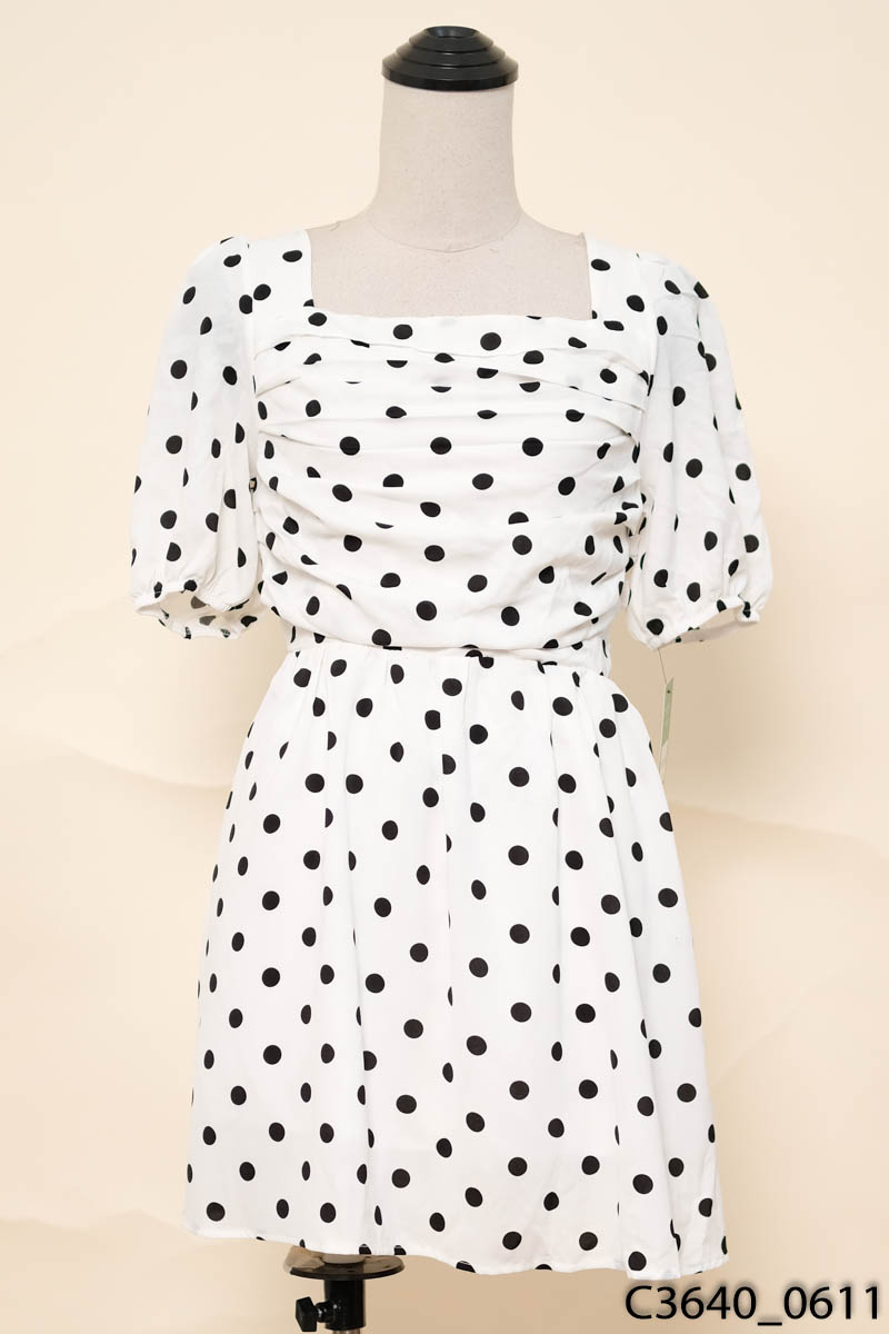 Đầm trắng châm bi New Tags