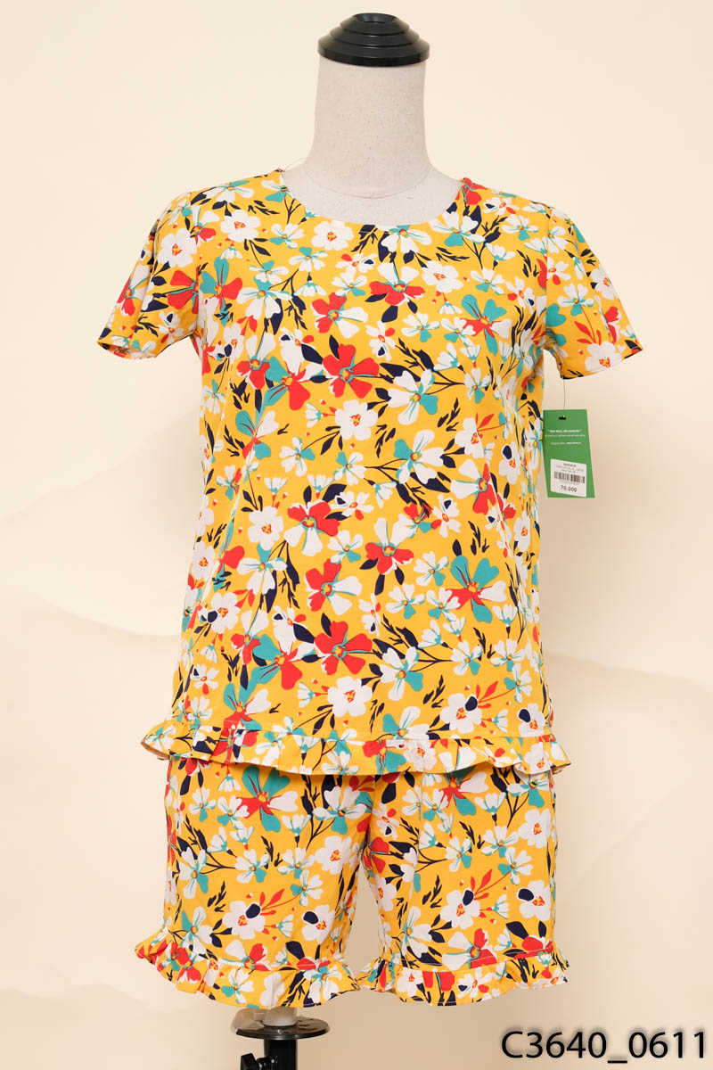 Set áo vàng họa tiết + quần shorts