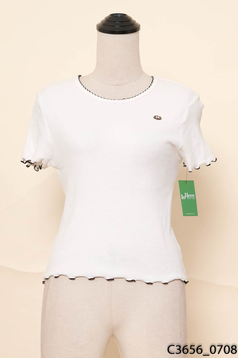 Áo len trắng viền đen