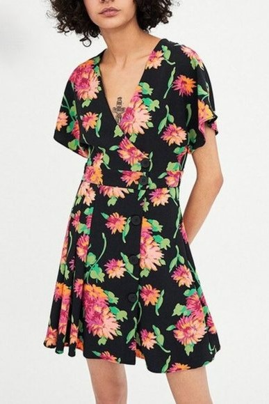 Đầm đen họa tiết hoa cổ V Zara