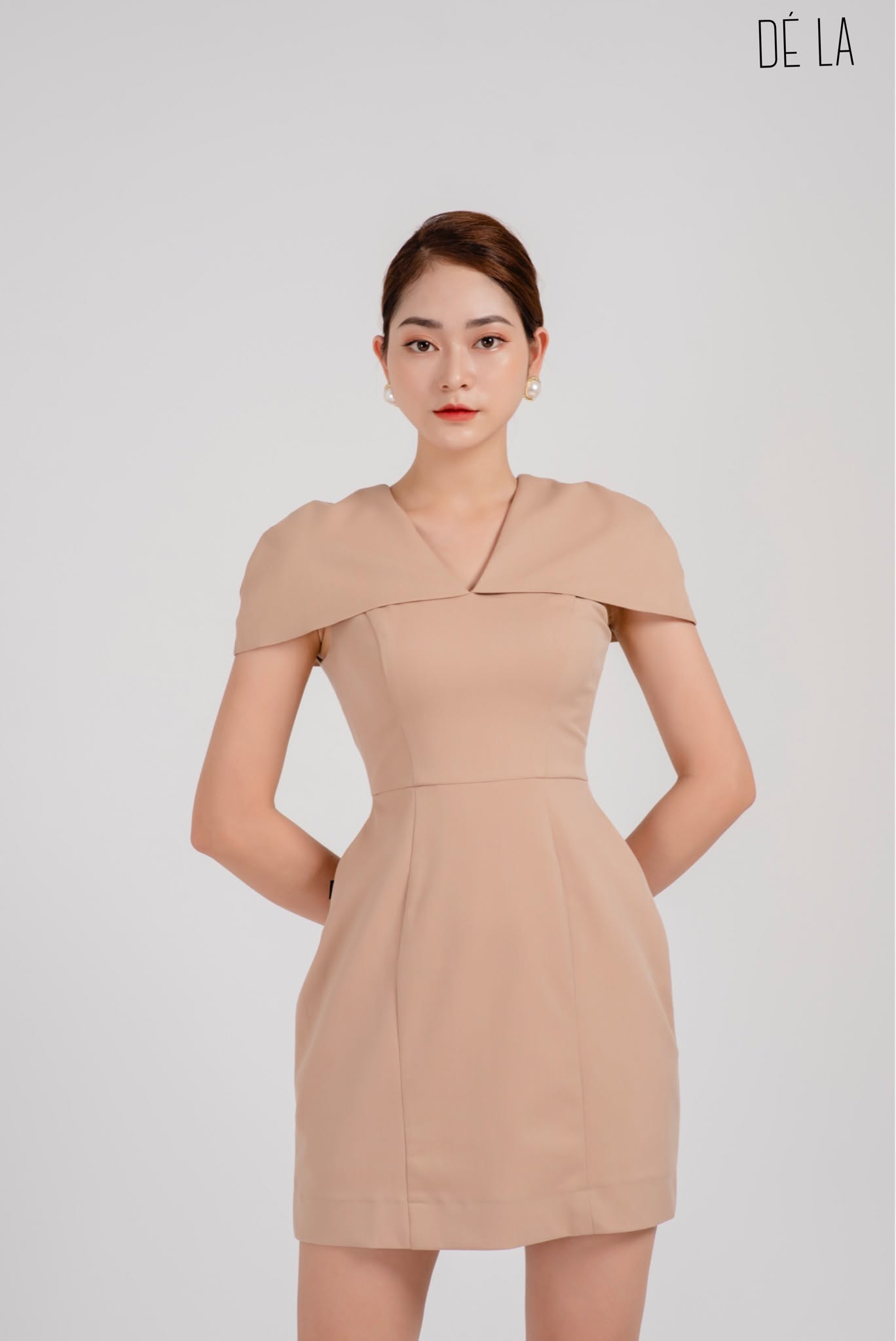 DÉ LA - Đầm nâu be kaki chùm vai