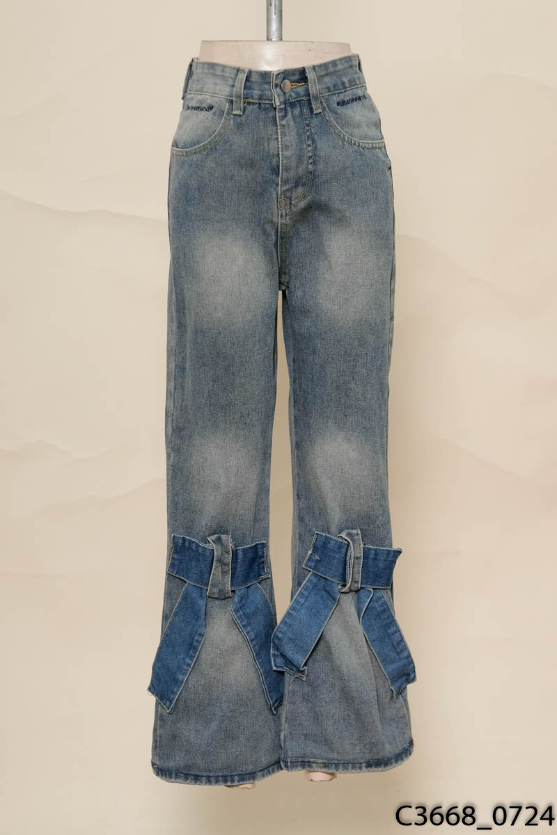 Quần jeans loe xanh đính nơ