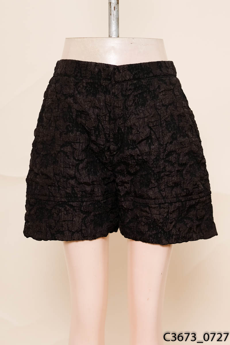 Quần shorts đen xốp