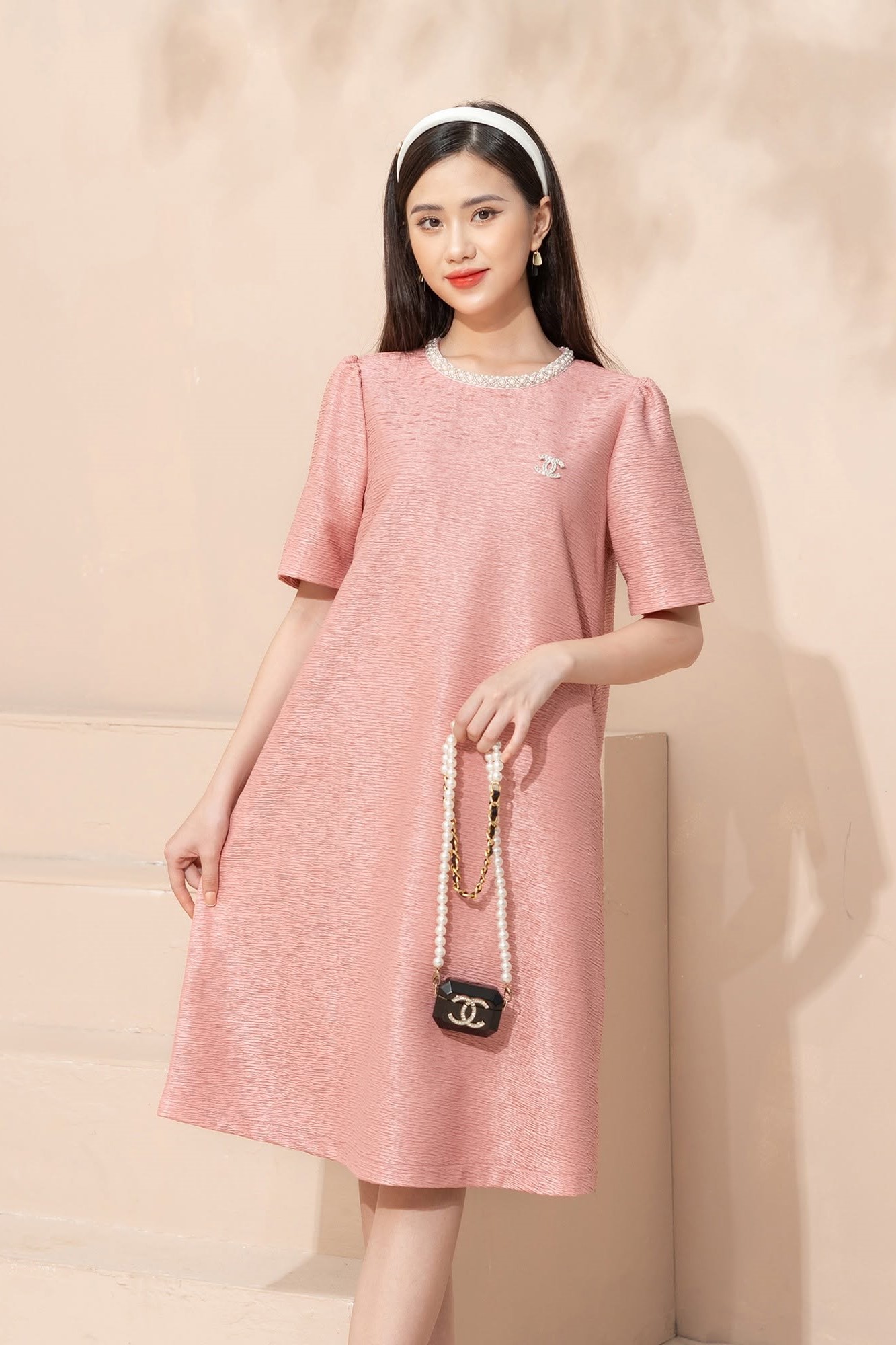 MICHI DESIGN - Đầm hồng suông cổ đính ngọc trai