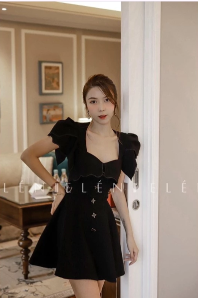 ELÉNII - Đầm đen cổ vuông dính đá
