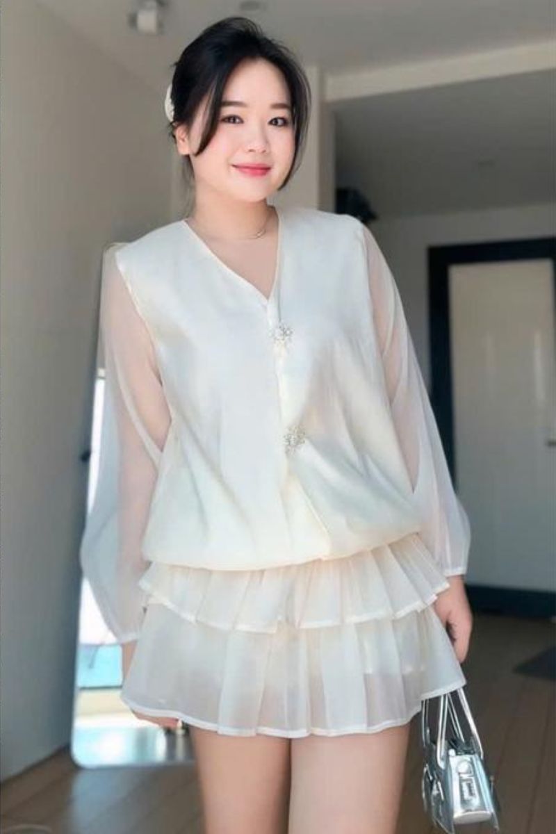 ROSARIN - Đầm be cổ V voan nhún kèm quần be