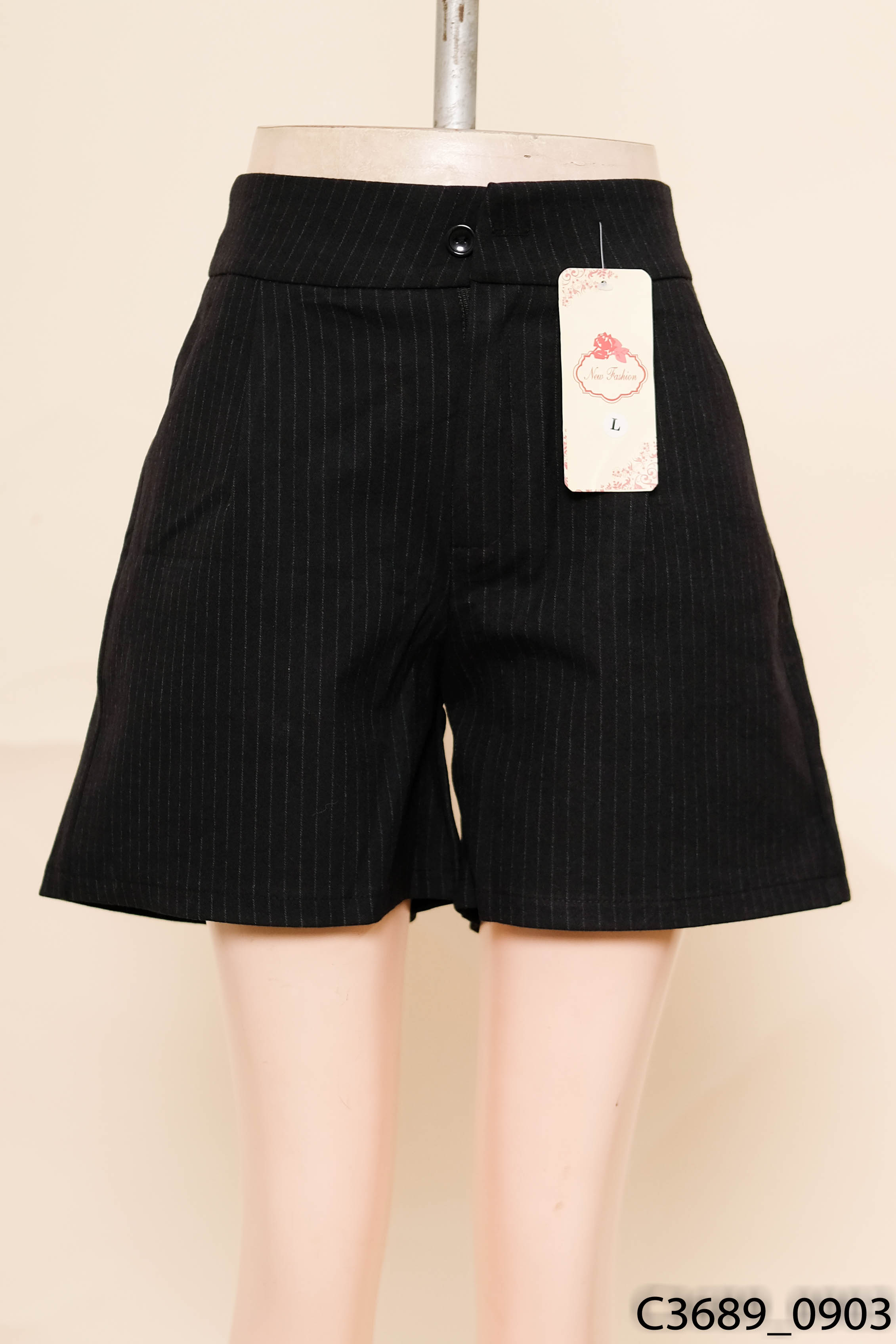 Quần shorts đen kẻ New Tags