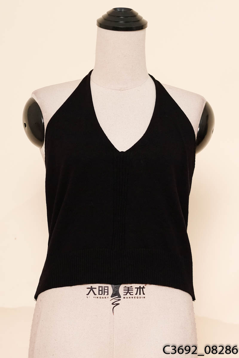 Áo đen cổ yếm