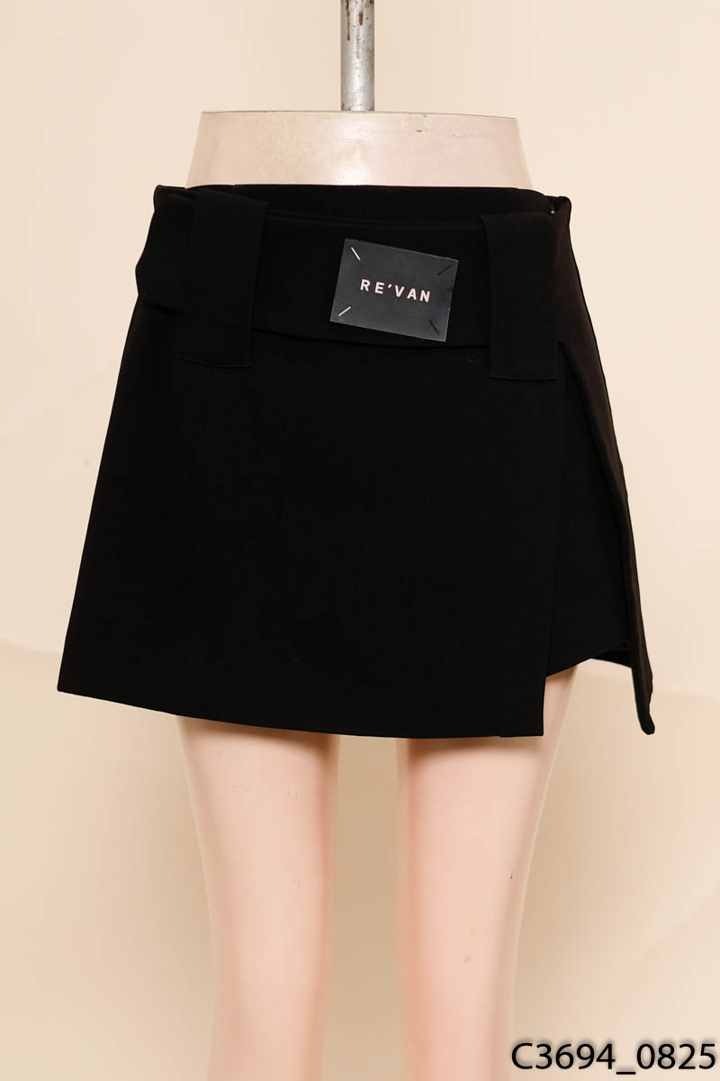 Quần short đen đắp vạt