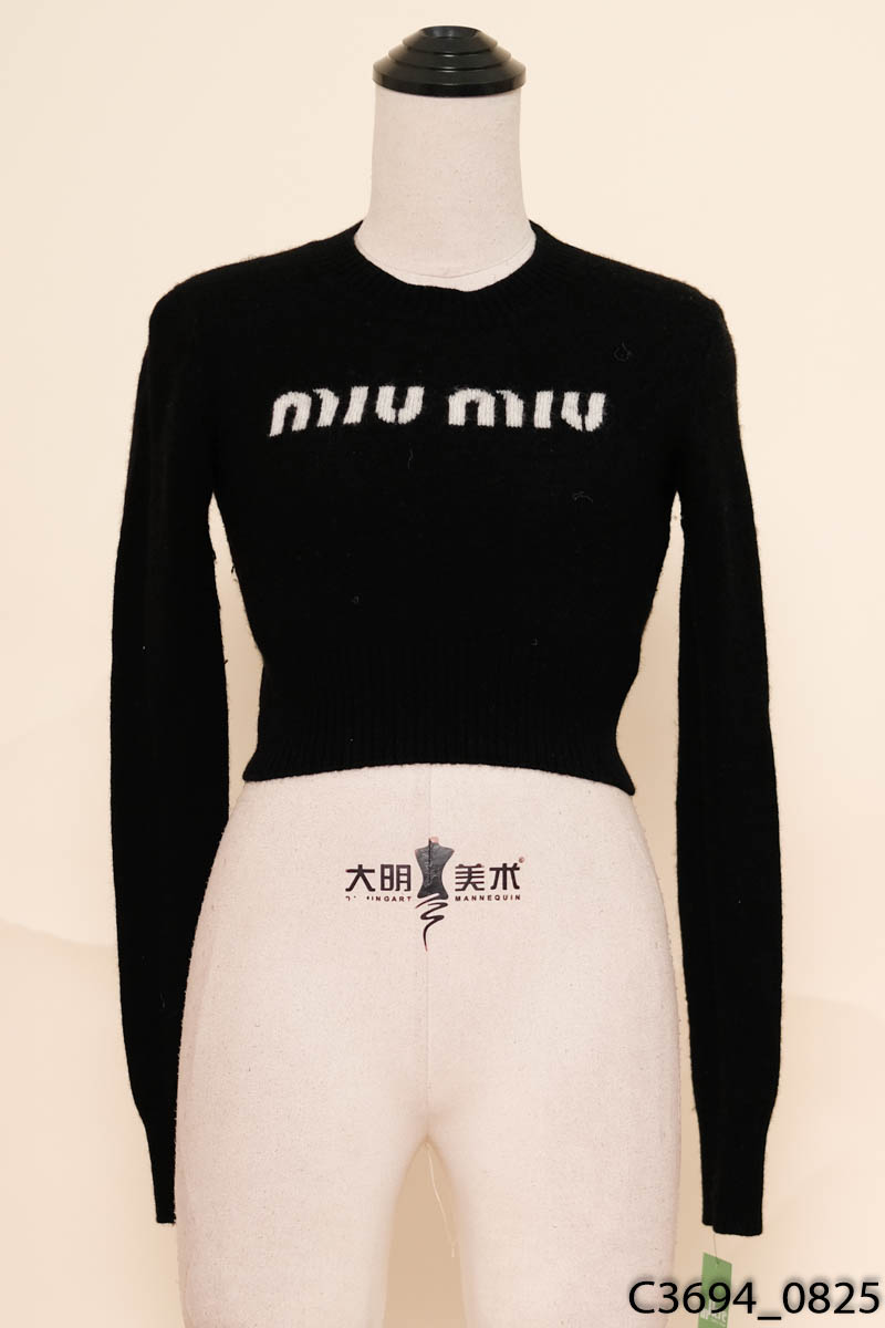 Áo crop len đen chữ trắng