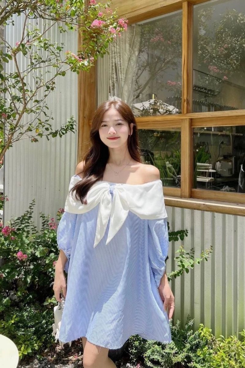 AGUJA - Đầm trễ vai xanh kẻ trắng