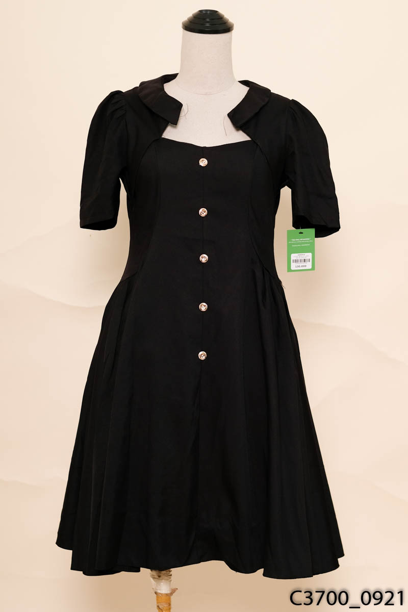Đầm đen cổ vuông cộc tay New Tags