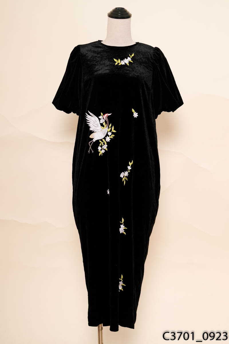 Đầm nhung đen hoạ tiết