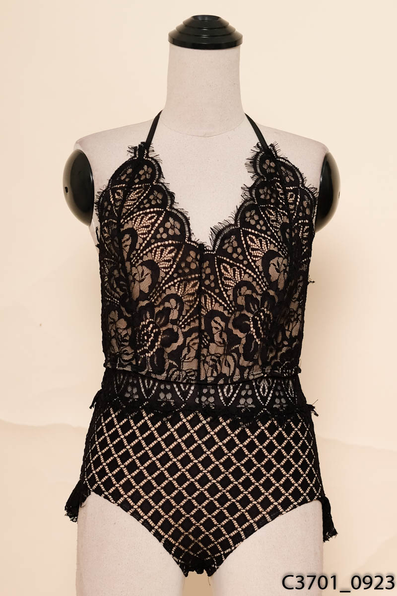 Jumpsuits đen phối ren