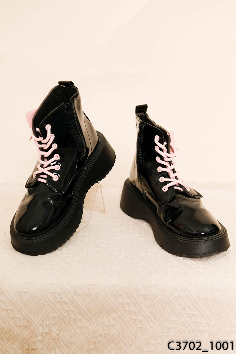 Boots đen đính nơ hồng